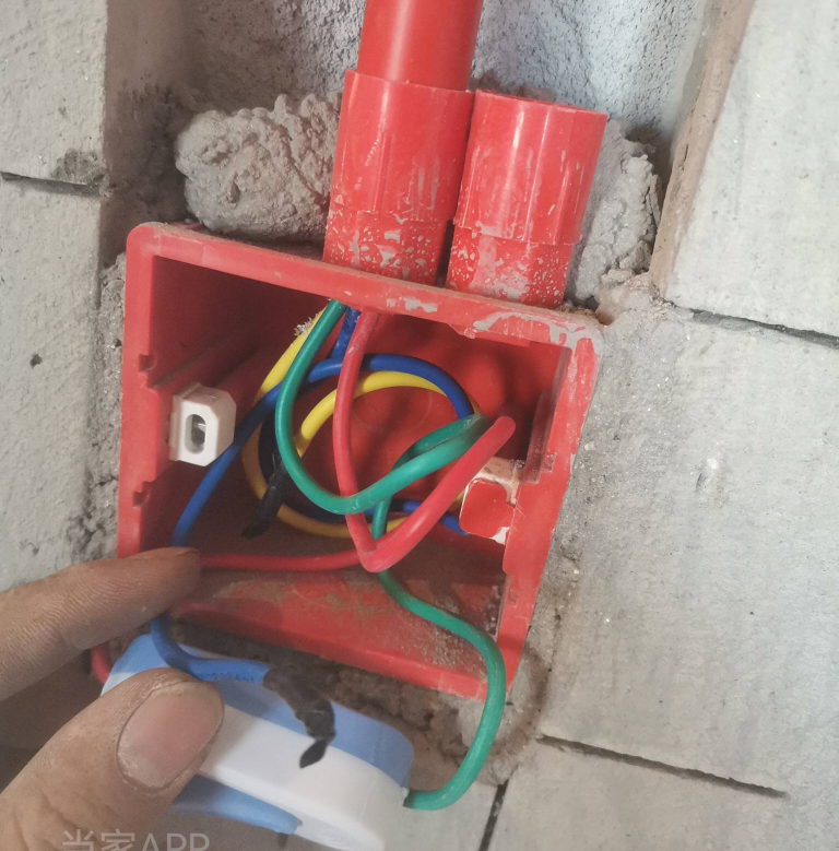 水电施工中的电线线头为什么要做绝缘处理？